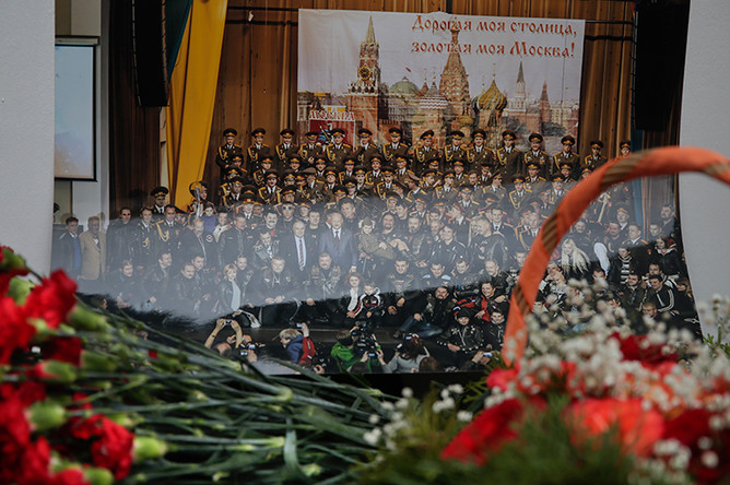 Цветы около здания ансамбля имени Александрова в Москве, 25 декабря 2016 года