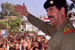 Саддам Хусейн выступает перед сторонниками в Багдаде, 1995 год