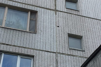 Фотография места, где находилась камера видеонаблюдения на подъезде дома 39 в микрорайоне Павлино, где 23 апреля попал под колеса автомобиля шестилетний Алексей Шимко