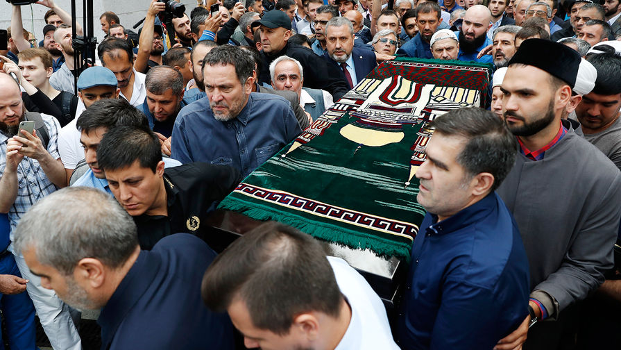 Во время церемонии прощания с&nbsp;убитым в&nbsp;ЦАР журналистом Орхана Джемаля в&nbsp;Московской соборной мечети, 7 августа 2018 года