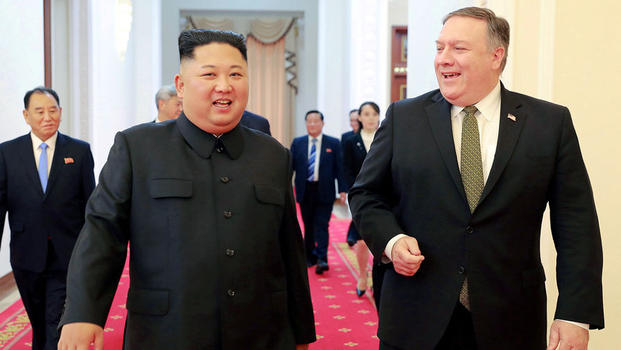 Глава КНДР Ким Чен Ын во время встречи с госсекретарем США Майклом Помпео