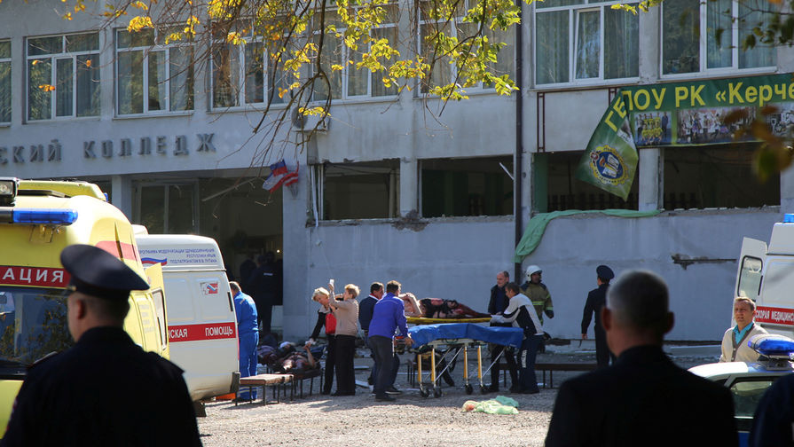 Экстренные службы на месте атаки на политехнический колледж в Керчи, 17 октября 2018 года