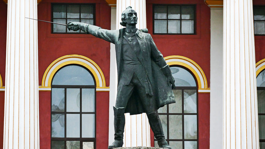 На Украине демонтирован еще один памятник Суворову