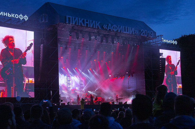 Во время выступления группы The Cure на фестивале «Пикник «Афиши» в Москве, 3 августа 2019 года