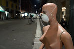 Манекен на одной из улиц Милана, 24 февраля 2020 года