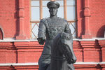 Памятник маршалу Георгию Жукову на Манежной площади в Москве, 23 апреля 2020 года