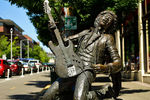 На родине Хендрикса, в Сиэтле, установлен памятник возле небольшого кафе. Хендрикс изображен со своей знаменитой гитарой “Фендер Стратокастер”. Говорят, хозяин кафе установил статую за свой счет