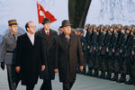 Генеральный секретарь ЦК КПСС Михаил Горбачев, президент Швейцарии Курт Фурглер и почетный караул в Женеве перед началом советско-американской встречи на высшем уровне, 18 ноября 1985 года