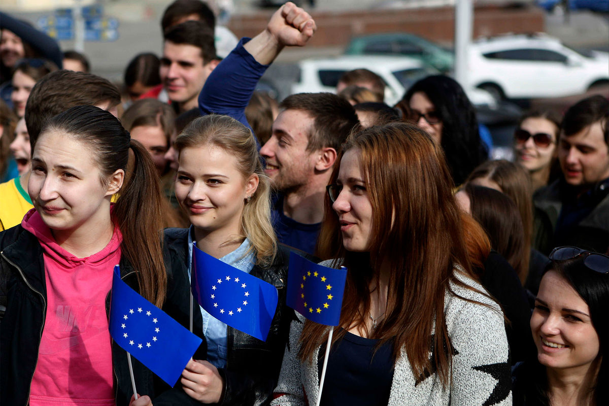 Украинские студенты с флагами Евросоюза в Киеве