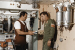 Летчики-космонавты СССР Валерий Поляков (слева) и Александр Серебров в тренажере станции «Мир», 1989 год 