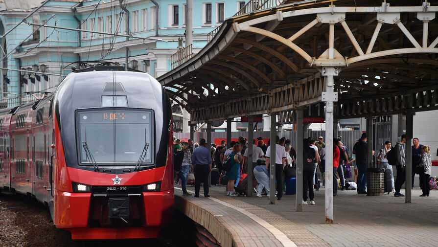 Пассажирские поезда из Москвы и Петербурга в Крым задержаны после ЧП на Крымском мосту