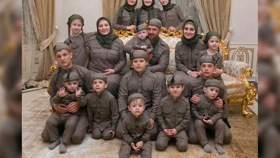 Путин присвоил жене главы Чечни Медни Кадыровой звание "Мать-героиня"
