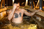 Москва. Мужчина во время крещенских купаний в парке «Северное Тушино», 19 января 2023 года