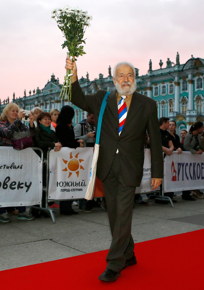 Почетный президент, режиссер-документалист Михаил Литвяков на церемонии открытия Международного фестиваля неигрового кино «Послание к человеку» на Дворцовой площади