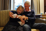 Билл и Хиллари Клинтон с новорожденным внуком 