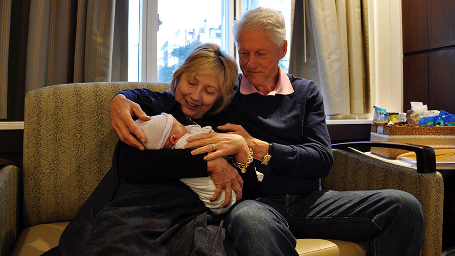 Билл и Хиллари Клинтон с&nbsp;новорожденным внуком 
