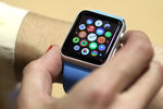 <b>Apple Watch (2015)</b><br><br>
Несмотря на то что Apple не стала пионером в сфере смарт-часов, ее Apple Watch стали одним из самых ожидаемых устройств к моменту запуска. Это первый носимый гаджет компании, который и по сей день сохраняет свою актуальность