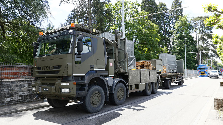 Автомобиль вооруженных сил Швейцарской армии рядом с виллой La Grange в Женеве