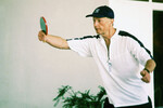 Михаил Задорнов во время игры в настольный теннис на кинофестивале «Кинотавр» в Сочи, 2002 год