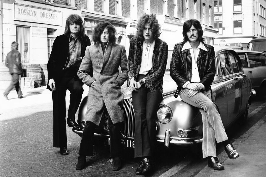 Рок-группа Led Zeppelin (Джон Пол Джонс, Джимми Пейдж, Роберт Плант и Джон Бонэм) в&nbsp;своей первой фотосессии для&nbsp;лейбла WEA Records в&nbsp;Лондоне, 1968&nbsp;год