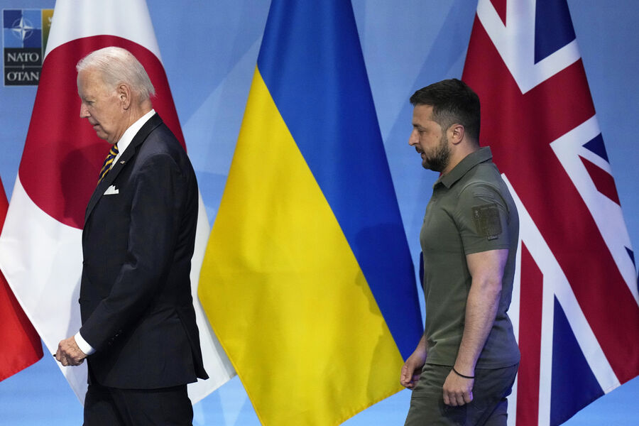 Джо Байден и Владимир Зеленский во время саммита НАТО в Вильнюсе, Литва, 2023 год