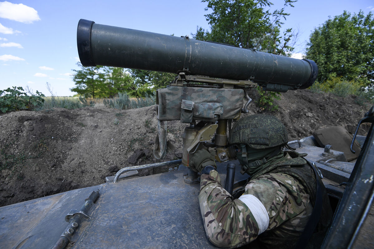 Военнослужащий Вооруженных сил РФ управляет противотанковой ракетой «Корнет» в зоне специальной военной операции