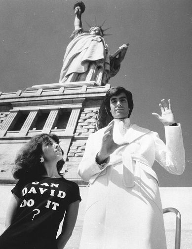 Дэвид Копперфильд и модель Сьюзен Галлахер на&nbsp;фоне статуи Свободы, 1983 год 