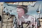 Баннер с изображением Каддафи на здании в Сирте, октябрь 2011 года