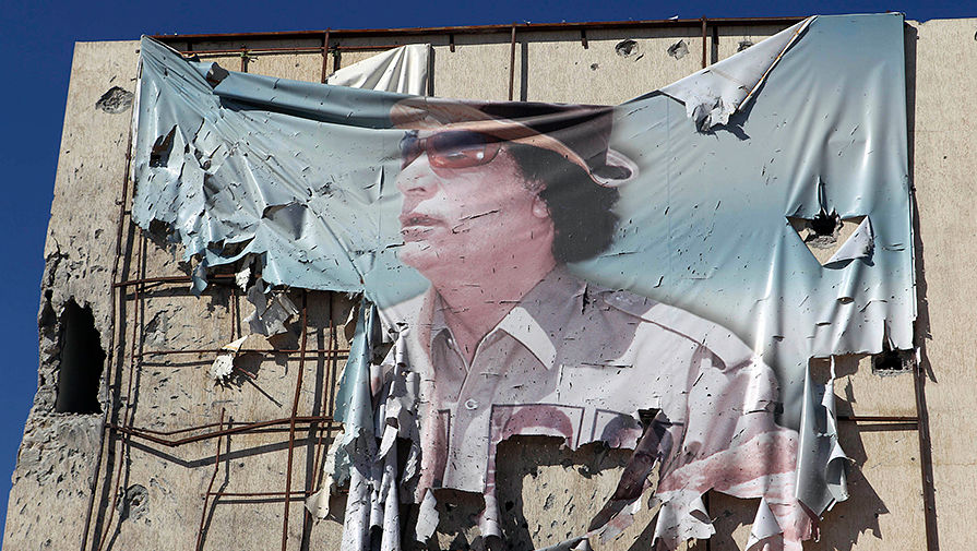 Баннер с&nbsp;изображением Каддафи на&nbsp;здании в&nbsp;Сирте, октябрь 2011&nbsp;года