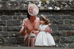 Герцогиня Кембриджская Кейт Миддлтон с дочерью принцессой Шарлоттой после церемонии венчания сестры Пиппы Миддлтон и Джеймса Мэттьюса, 2017 год