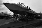 1991 год. Работники ремонтно-технической базы «Красный флот» наносят последние штрихи перед спуском на воду судна на подводных крыльях «Комета»
