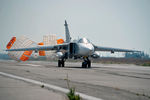 Российский бомбардировщик Су-24 садится на авиабазе «Хмеймим» в сирийской провинции Латакия