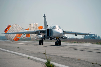 Российский бомбардировщик Су-24 садится на авиабазе «Хмеймим» в сирийской провинции Латакия