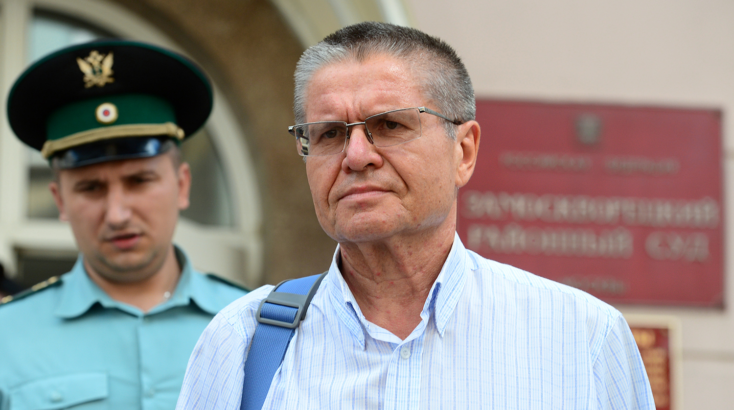 Бывший министр экономического развития РФ Алексей Улюкаев отвечает на вопросы журналистов после предварительного заседания в Замоскворецком суде Москвы, 8 августа 2017 года