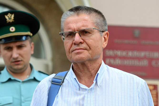 Бывший министр экономического развития РФ Алексей Улюкаев отвечает на вопросы журналистов после предварительного заседания в Замоскворецком суде Москвы, 8 августа 2017 года