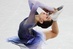 Российская фигуристка Евгения Медведева во время выступления в короткой программе в командного олимпийского турнира