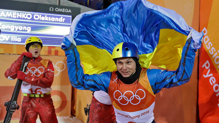 Александр Абраменко (Украина) в финале лыжной акробатики на соревнованиях по фристайлу среди мужчин на XXIII зимних Олимпийских играх в Пхенчхане