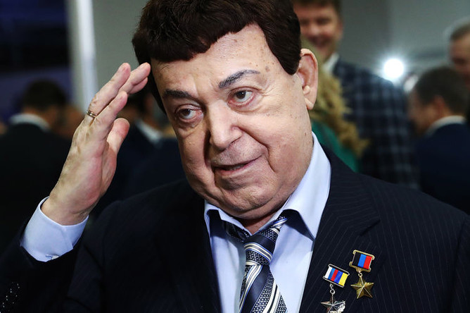 Первый зампред комитета Госдумы по культуре Иосиф Кобзон перед началом заседания инициативной группы по выдвижению действующего президента Владимира Путина кандидатом на выборах президента РФ в 2018 году, декабрь 2017 года