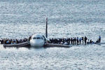Самолет Airbus A320 авиакомпании US Airways в реке Гудзон в Нью-Йорке после аварийной посадки на воду, 15 января 2009 года