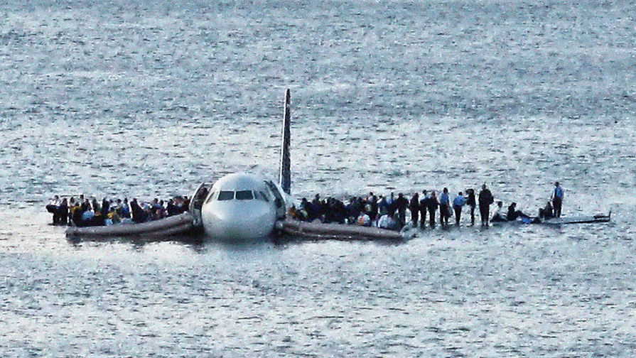 Самолет Airbus A320 авиакомпании US Airways в&nbsp;реке Гудзон в&nbsp;Нью-Йорке после аварийной посадки на&nbsp;воду, 15 января 2009 года