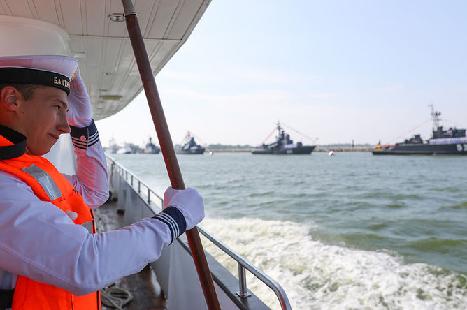 Калининград. Моряк Балтийского флота во время военно-морского парада в честь Дня Военно-Морского Флота России, 28 июля 2019 года