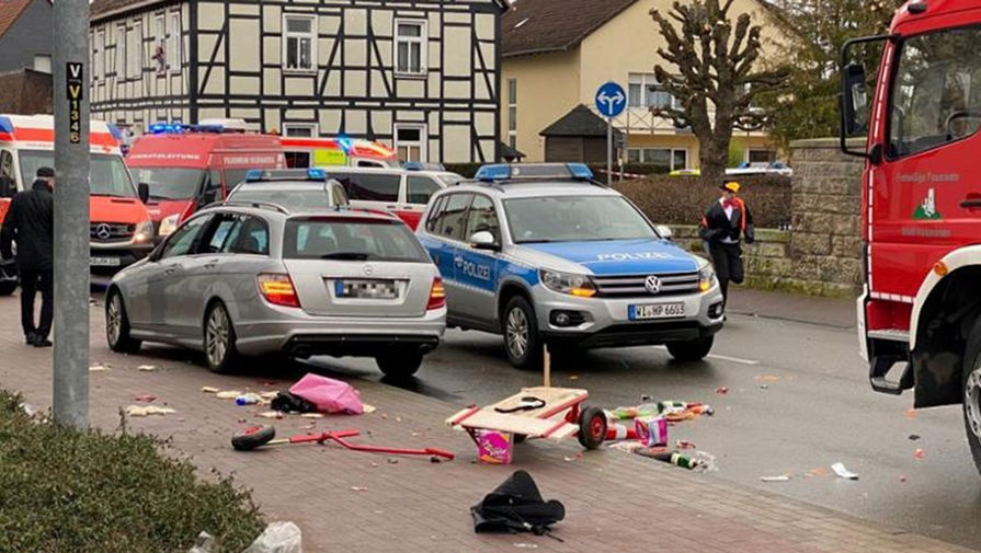 Почти треть пострадавших при наезде машины в толпу в Германии - дети