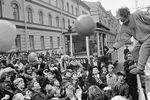 Руководитель экспериментального театра пантомимы и клоунады «Лицедеи» Вячеслав Полунин (справа) и другие актеры театра участвуют в уличном представлении, 1985 год
