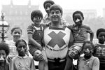 Дэвид Проуз в образе супергероя Человека Кодекса Зеленого Креста с британскими школьниками, 1982 год