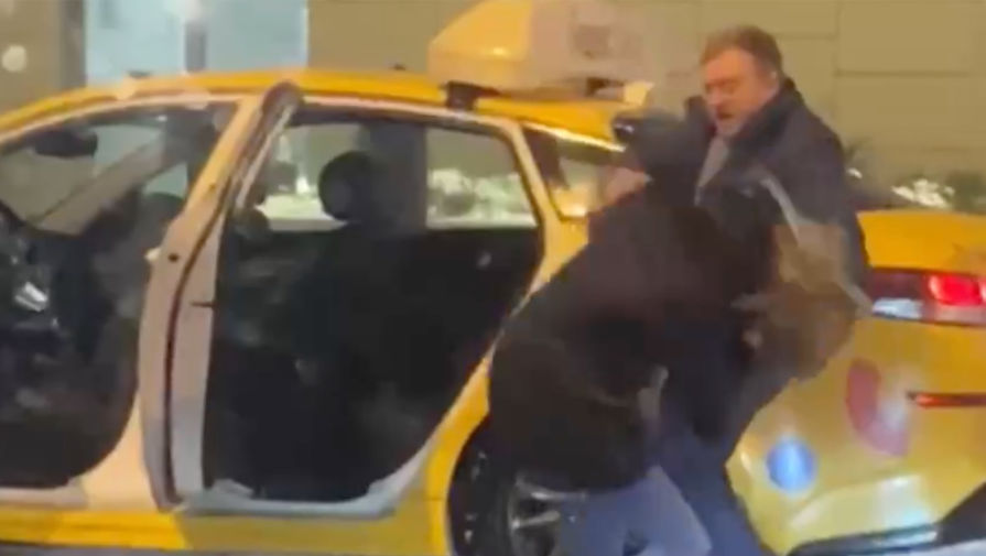 В Москве таксист поругался с пассажиркой и вытащил ее за волосы из авто
