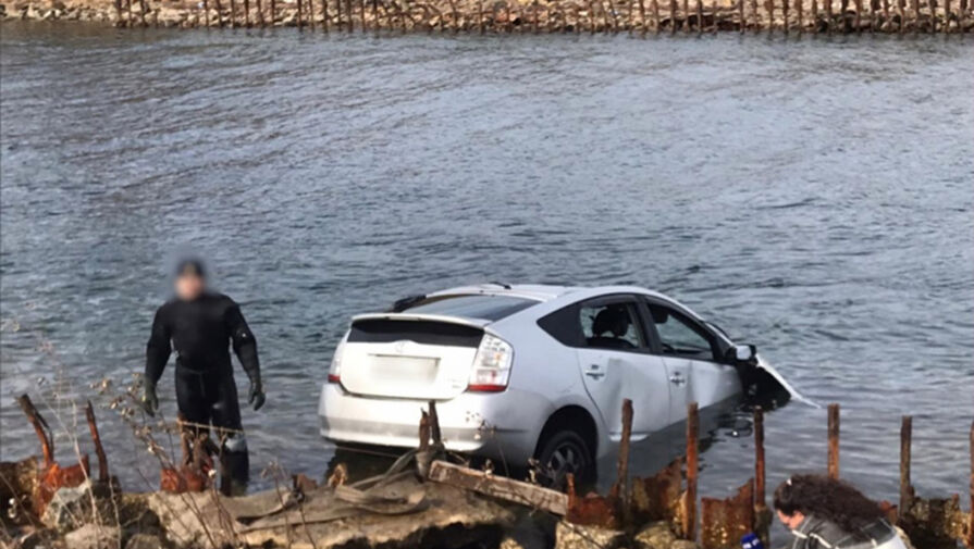 Во Владивостоке четыре индийских студента упали на автомобиле в море
