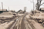 Дорога, покрытая пеплом в результате извержения вулкана Шивелуч в Усть-Камчатском районе на Камчатке, 11 апреля 2023 года