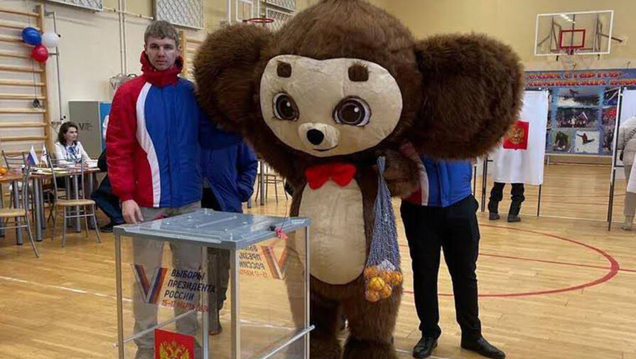 В России на избирательные участки пришли собаки, кабан и куклы Барби