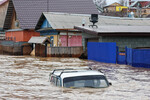 Затопленный автомобиль в микрорайоне Старый город в Орске, 6 апреля 2024 года