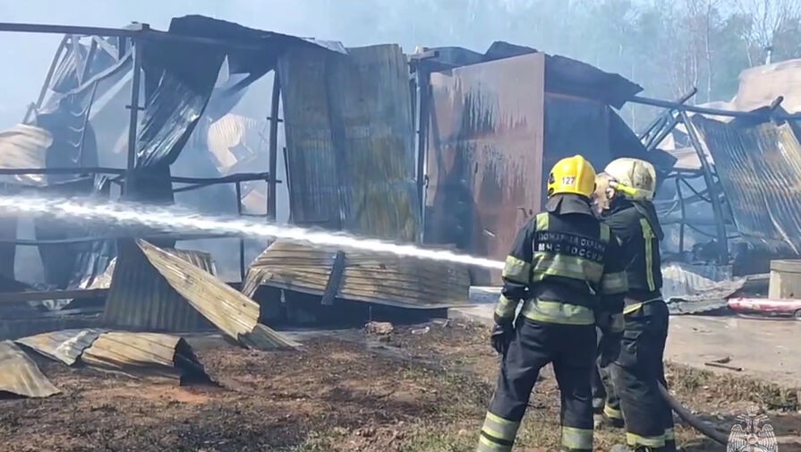 Спасатели потушили открытый огонь на складе в подмосковном поселке